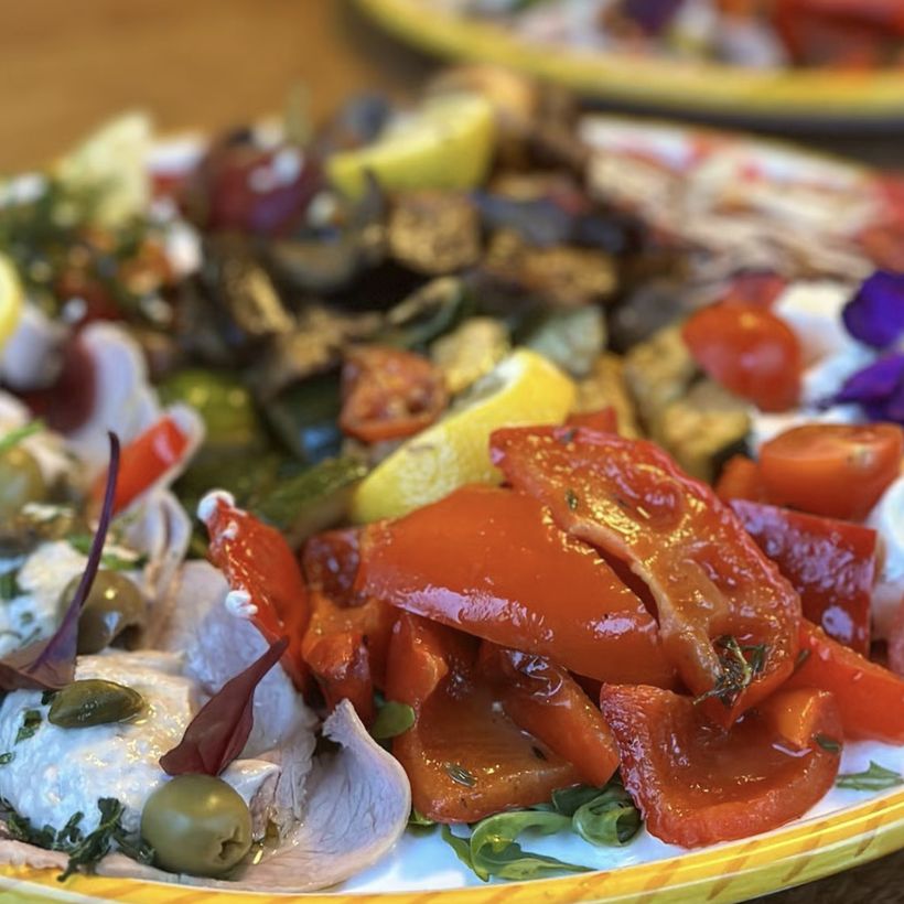 Italienische Antipasti mit Paprika und Oliven