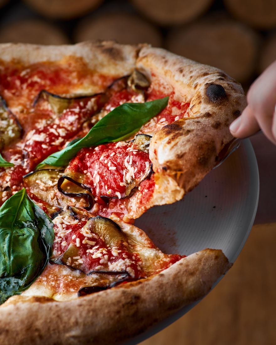 Neapolitanische Pizza mit Aubergine und Basilikum